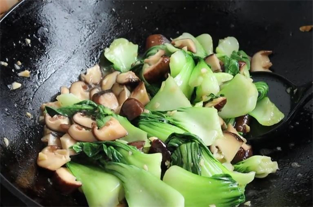 冲洗|饭店的香菇油菜为何那么好吃?教你正确做法,刚上桌就被抢光