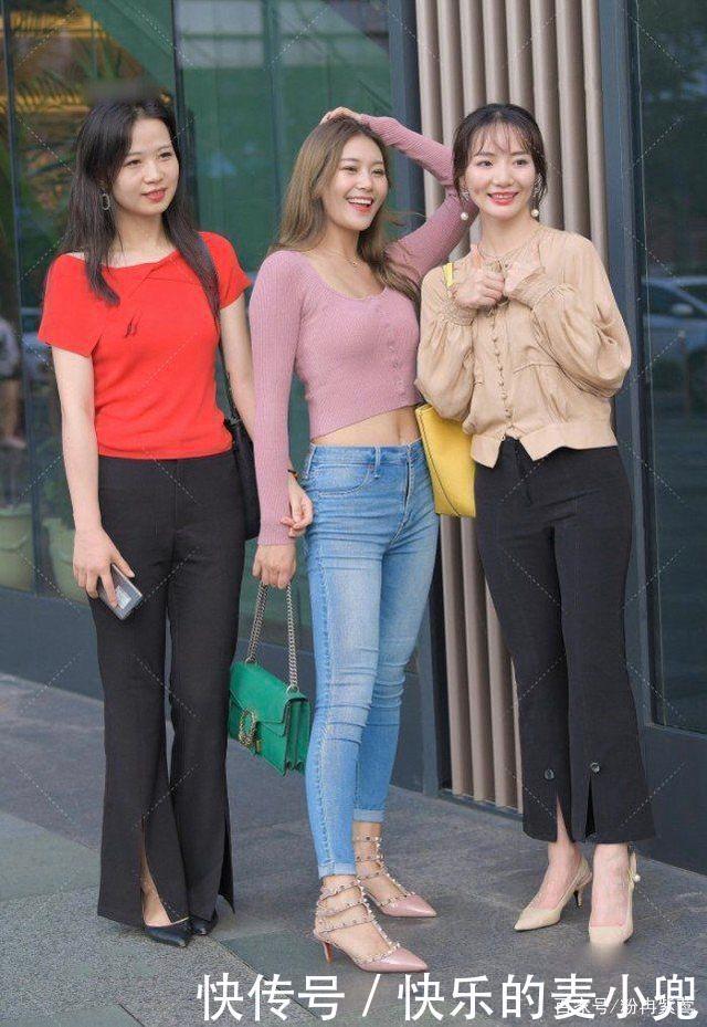 粉色宽领上衣搭配牛仔裤,青春可爱,活力满满