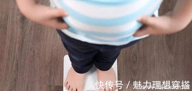 奶奶们|奶奶炫耀把孙子养的白胖，路人看后无奈：赶紧去医院看看吧