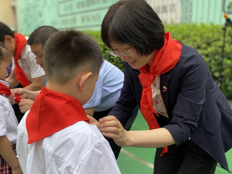 队员|红领巾心向党 争做好队员！趵突泉小学入队仪式暨庆六一活动