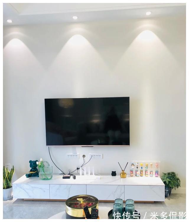 石膏线|她家88平米，全屋刷乳胶漆，石膏线做背景墙，效果太漂亮温馨了