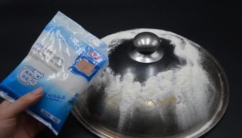 不管锅盖有多脏,不用任何洗涤剂,轻轻一擦洁净如新,方法太棒了