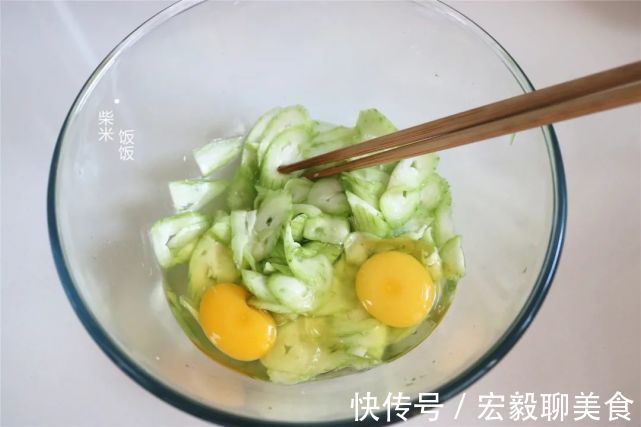 鸡蛋|丝瓜别总炒着吃了,加点面粉和鸡蛋,香软可口,早餐吃很不错