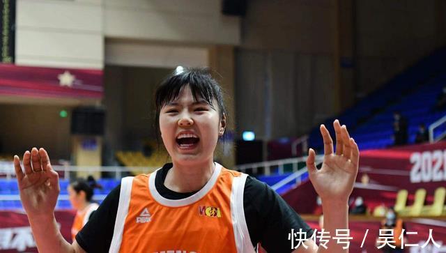内线|女篮现役最强中锋,场上表现堪比姚明,女版中国长城同样颜值不俗