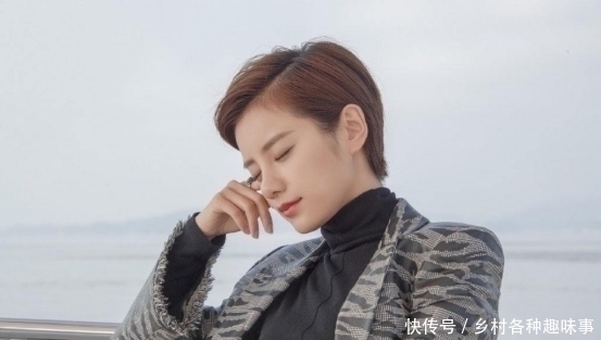 主持現(xiàn)場失誤！女主持上節(jié)目少穿一件衣服，張國立硬是不敢回頭