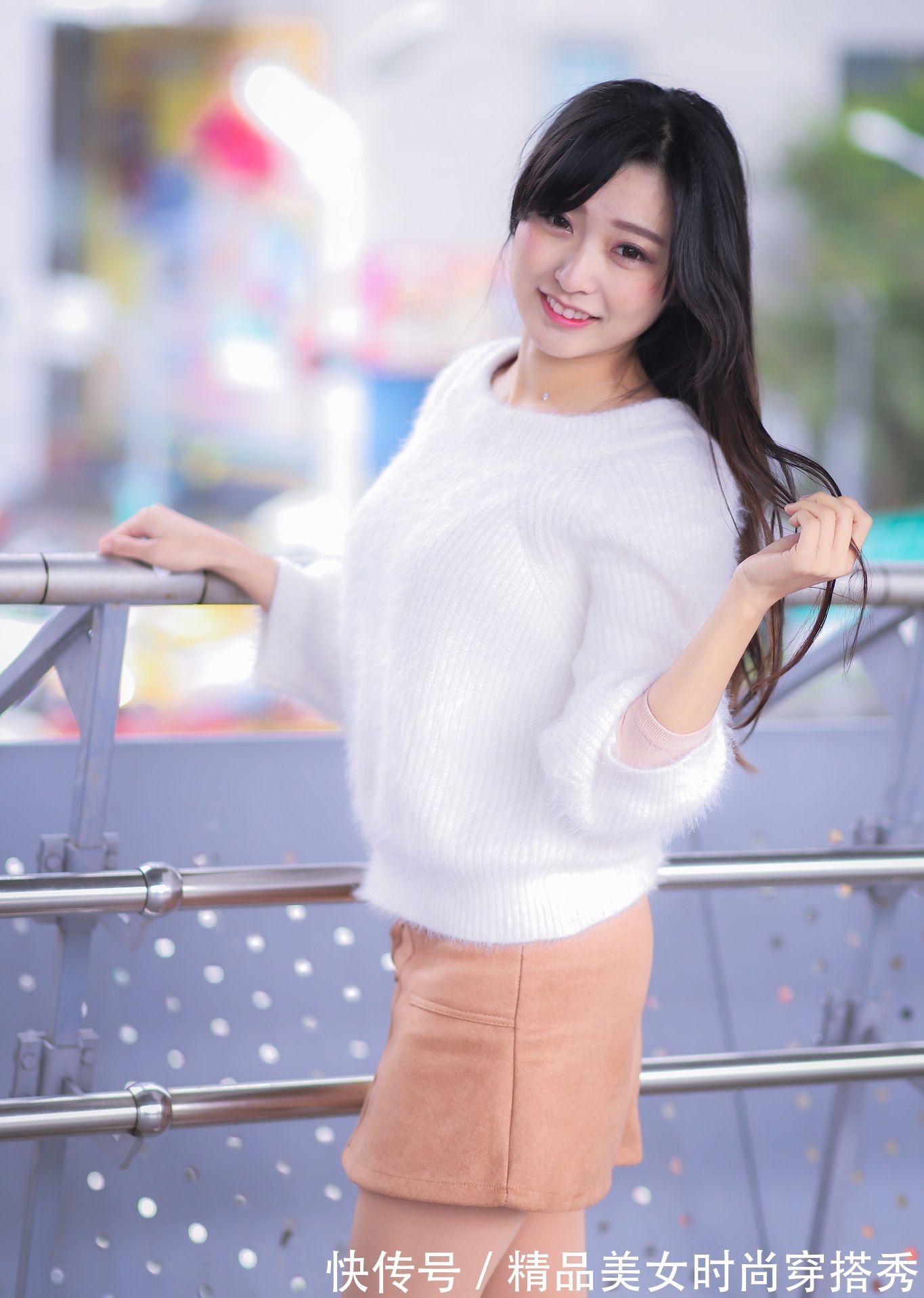 展示|美女身着米色西服短裙，搭配出精致的造型，展示出女人柔和的美
