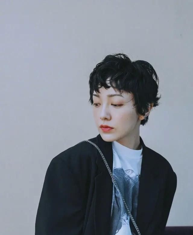 短发|女生的脸上有这三个“特征”,千万不要留黑长直,剪短发才上档次