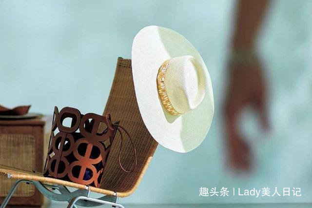 色系 这样穿就对了!最专业“包包和鞋子”配色思路,教你万能搭配公式