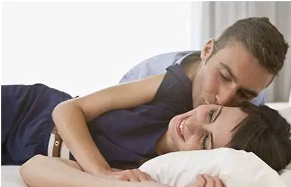 男性|异性同睡时，男性3个小动作让女性很“受用”，要主动发起进攻