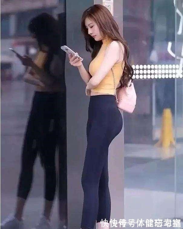 打底裤 黑色打底裤搭配短款红色上衣,柔滑细腻,较青春时尚!