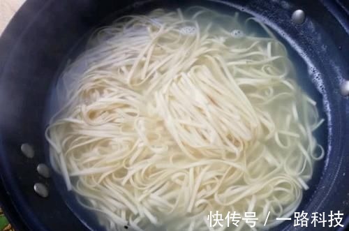 胃黏膜|常吃面条对胃好？提醒：若想胃部健康，3种食物尽量少吃一些