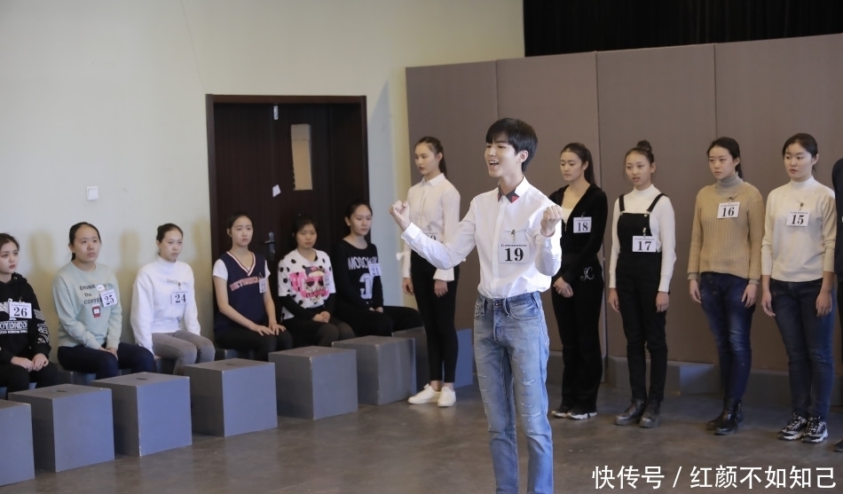 为什么艺考的女生都喜欢扎头发、不留刘海呢？内行人说出“真相”