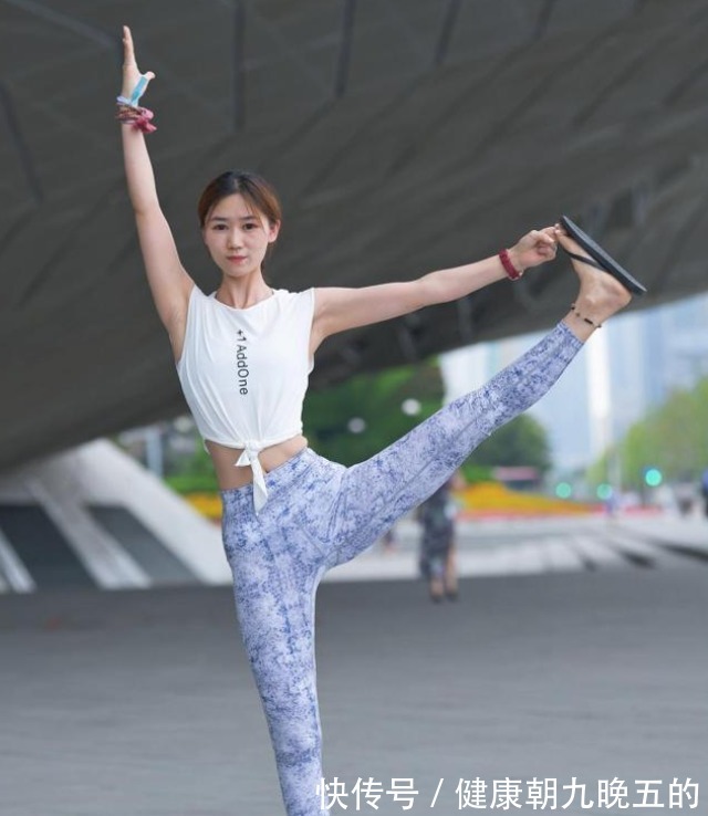 白色上衣 花色打底裤搭配时尚白色上衣,更加简洁大方,显示出女性优雅!