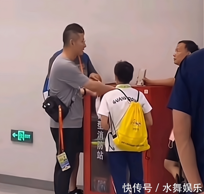全红婵|教练跟人聊天全红婵一旁听着!红姐听得无聊,背着小黄书包走神了
