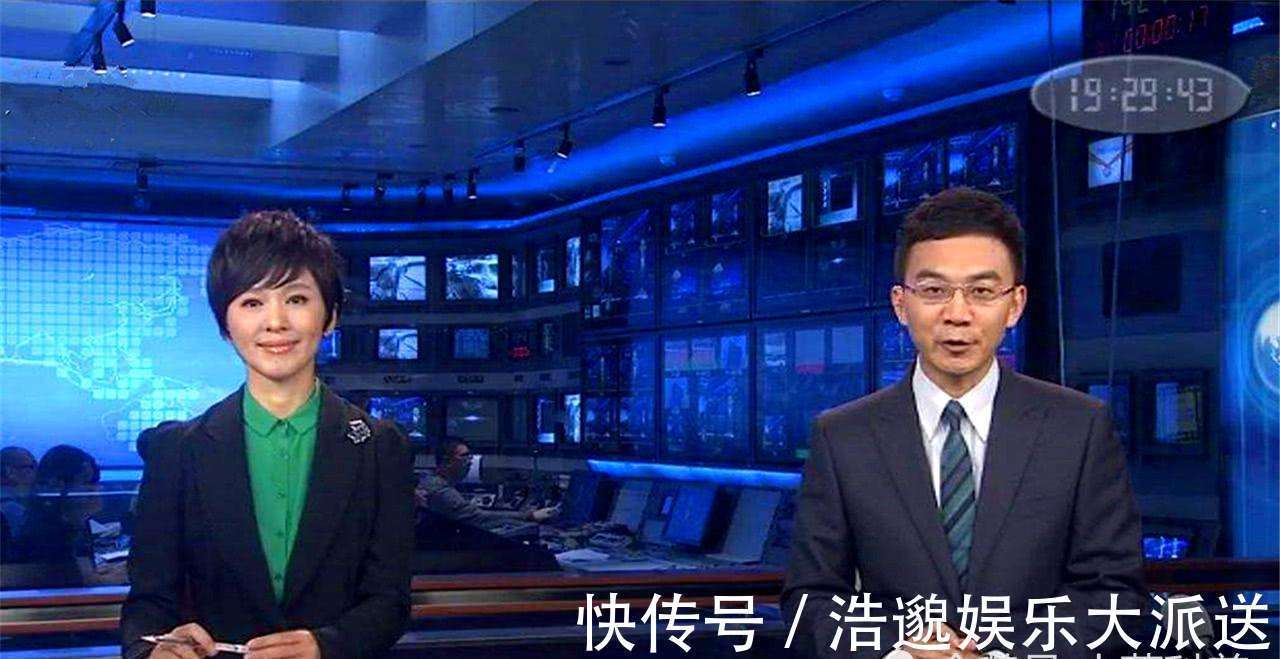 《新聞聯(lián)播》主持人為什么要低頭看稿他們手里的紙是干嘛用的