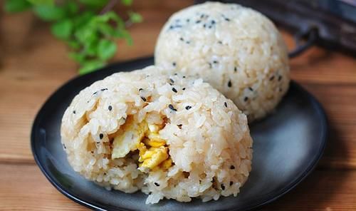  儿子|米饭新做法，儿子着了迷，天天吃不够，5分钟上桌，我特乐意做！