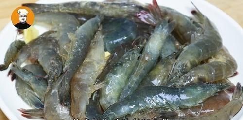 大虾只用清水洗等于吃垃圾，教你几个小技巧，脏东西全跑光