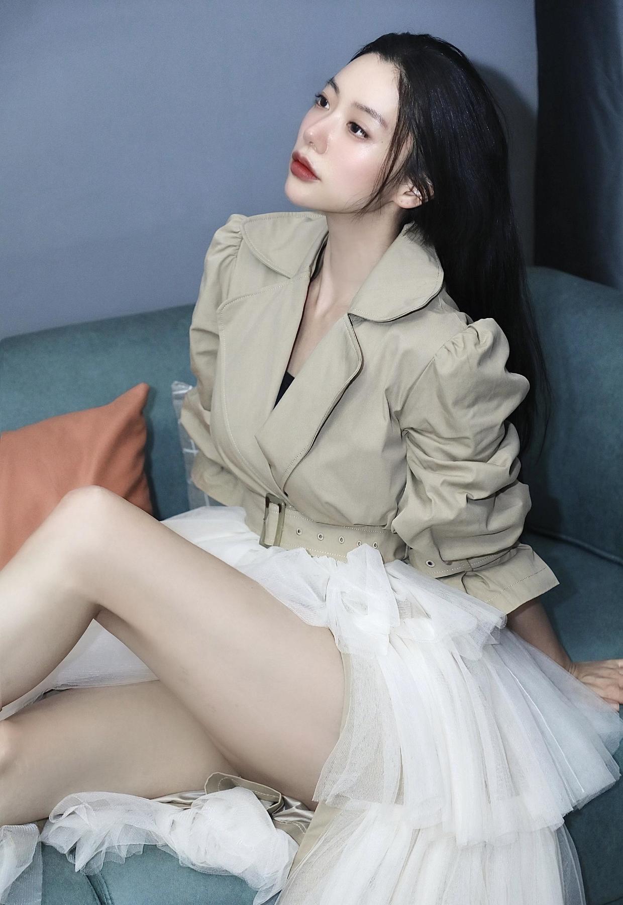 长腿|克拉拉不愧是“亚洲第一美女”,穿拼接风衣出镜,一双长腿太吸睛