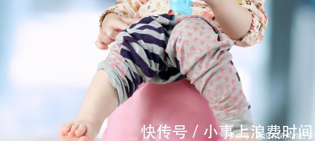 周女士|“新型把尿”蔓延,正在伤害孩子排尿系统,但年轻家长却前赴后继
