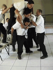 |搞笑GIF:爱妃别怕,朕帮你人工呼吸!