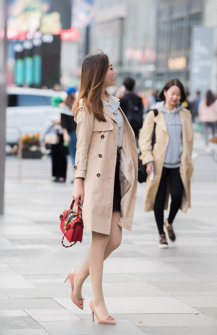  长裙|街拍：喜欢穿低领长裙的小姐姐，身材都很迷人