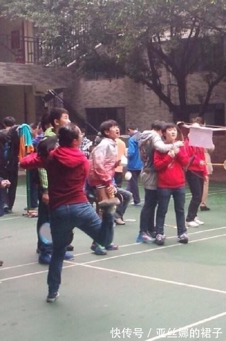 小凱|王俊凱玩游戲玩到崩潰，董子健還悠閑起勁看著，真不愧為最佳損友