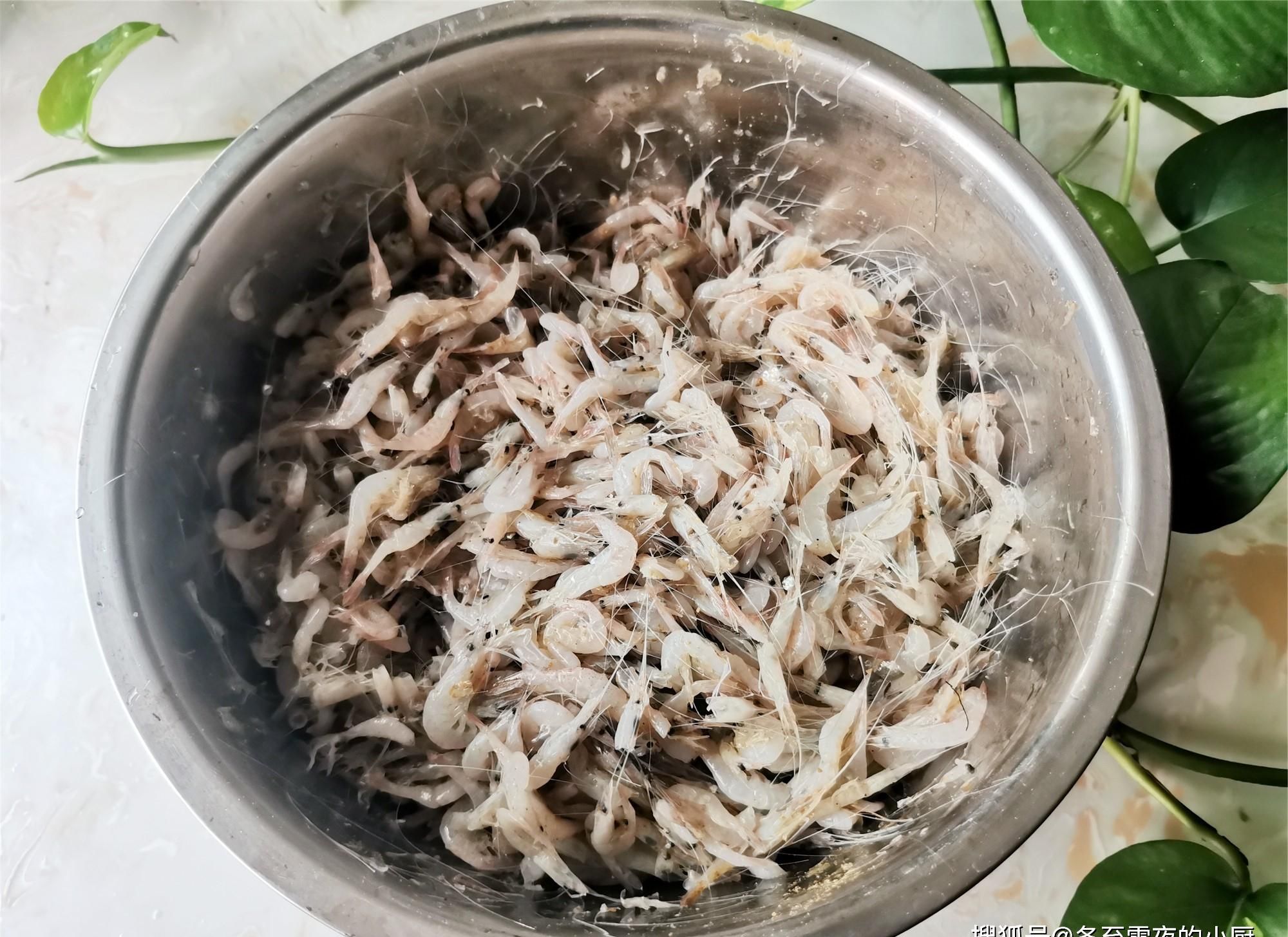  小河虾煮着吃、炒着吃太小，这样做最香，老公特别喜欢吃的下酒菜