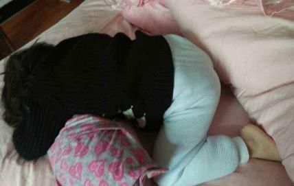 孩子|孩子熟睡后总爱“满床打滚”?背后的原因都在这里,宝妈要当心!