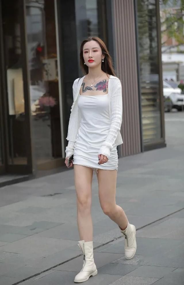 街拍白色短裙的小姐姐时刻散发时尚女人味