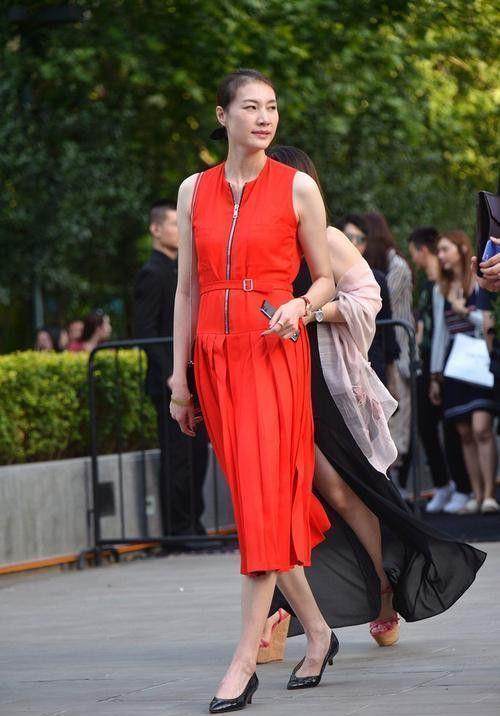谢杏芳气场全开!穿大红色连衣裙惊艳亮相,气质一点不输超模