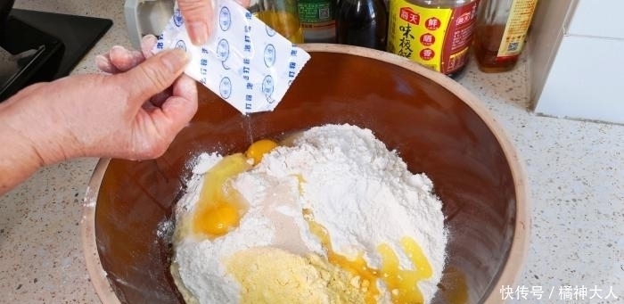 炸油条时,有人加鸡蛋,有人加泡打粉,其实都不对,教你正确做法