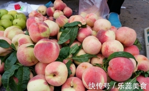 买桃子别傻傻只挑红的!水果摊老板:看3处,好桃子一挑一个准