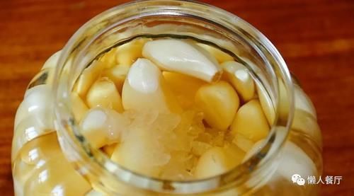 腌腊八蒜,牢记“3要3不要”,大蒜个个碧绿,汤汁清澈,爽脆可口