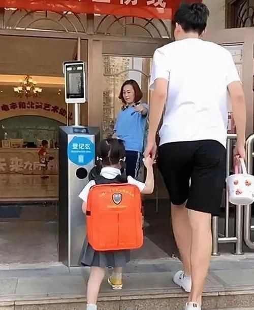 哥哥送小20岁妹妹上幼儿园，为不被误会努力装嫩：怕被当成爸爸