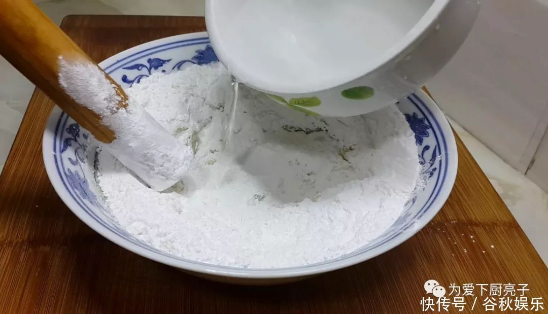 1碗米饭,3勺糯米粉,擀杖一搅,做出创意小零食,比春卷好吃十倍