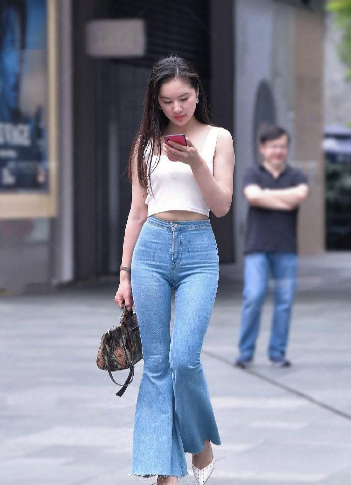 身材|牛仔喇叭裤太显身材,搭配杏色露脐背心,完美显出好身形