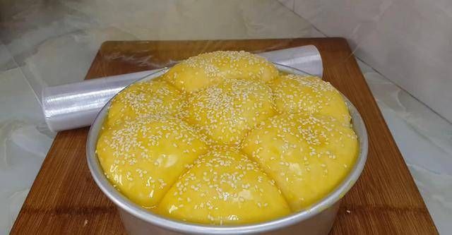 保鲜膜|面包很好吃,有4个鸡蛋,又软又甜,不用烤箱你就能成功