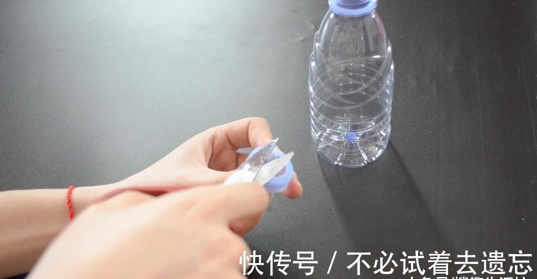 家家户户|塑料瓶别再扔了, 改造一下, 秒变清洁神器, 解决了家家户户的难题