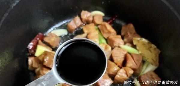 春末遇到此菜别手软,堪称植物“美白丸”,常吃晒黑的皮肤也白了