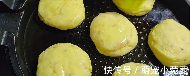 玉米面饼这样做,加多一种材料,口感丰富,吃着蓬松柔软,真香