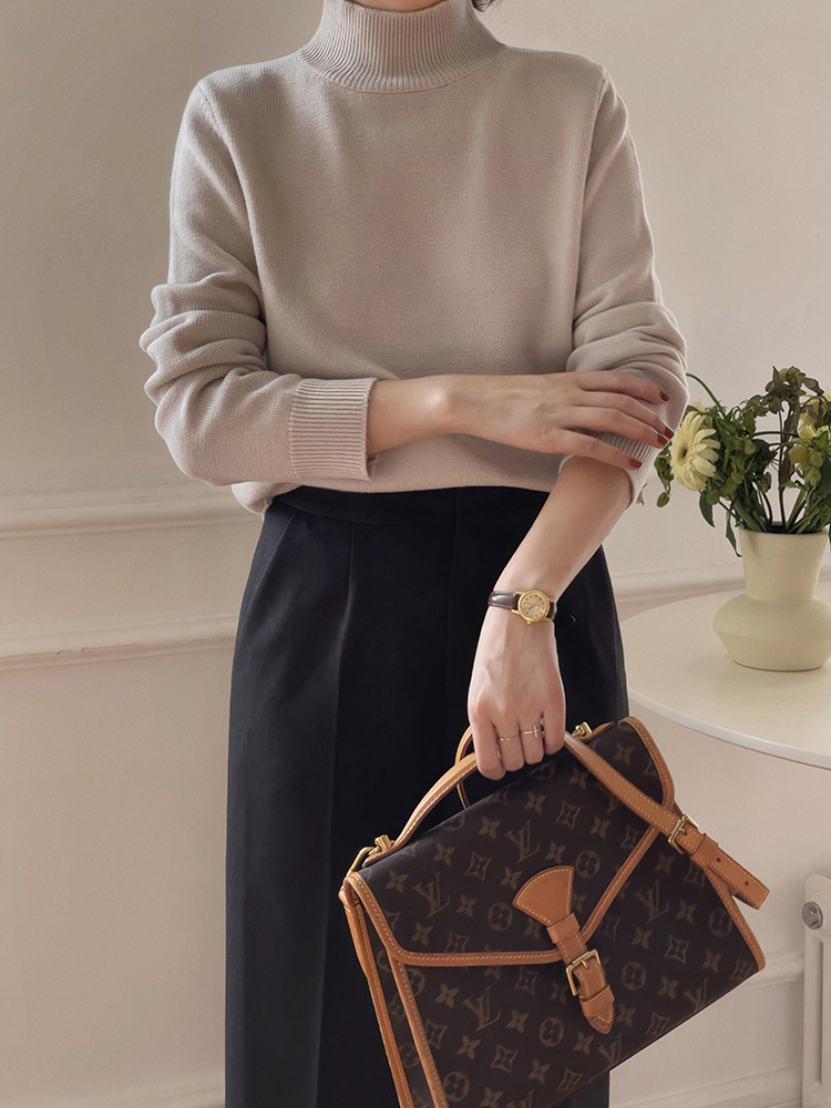 大衣 秋冬衣服别乱买,常备“高领衫”,搭配大衣、羽绒服都洋气