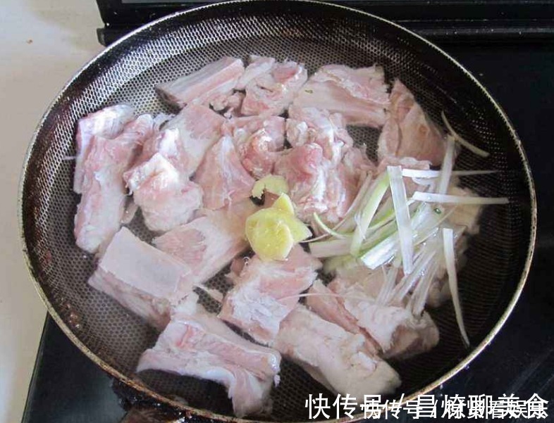 清炖排骨,排骨不能直接焯水,否则排骨塞牙腥味大,这么做才好吃