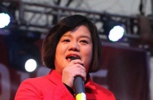 殘疾|“山楂妹”:因殘疾被親生父母拋棄,成名后拒絕認(rèn)親,只愛養(yǎng)父母