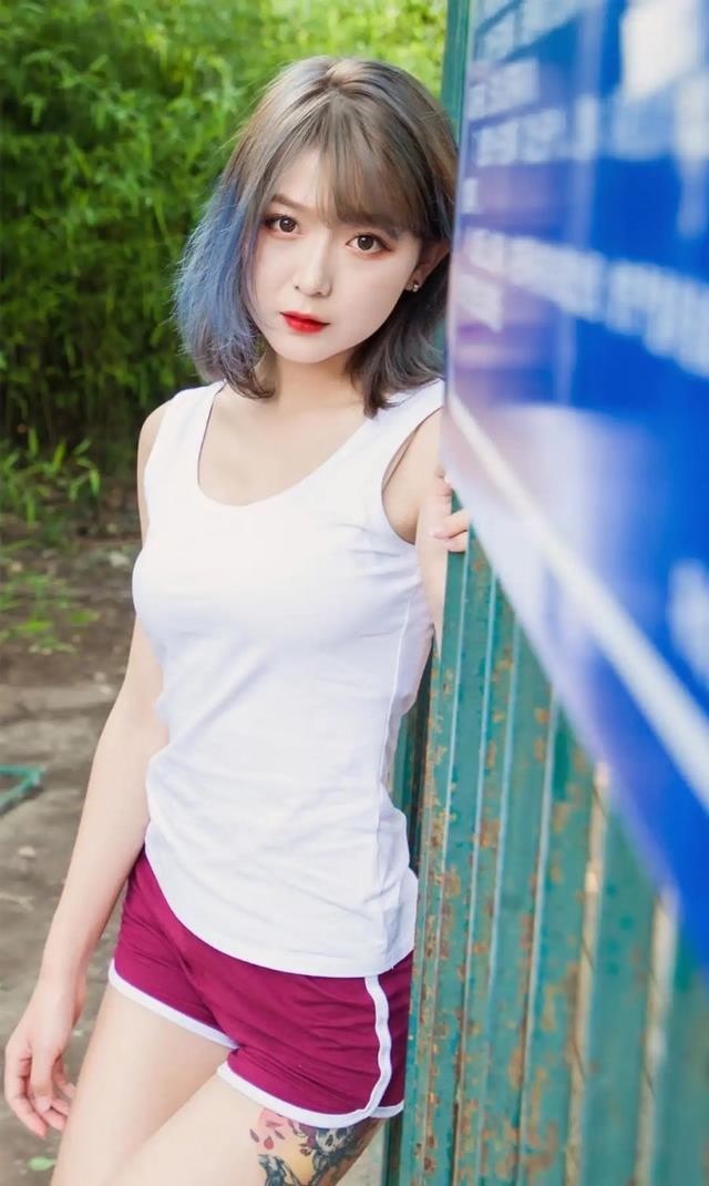 美的 年轻女生就是会穿,露脐衫配牛仔裤,轻松穿出小蛮腰,靓丽又清爽