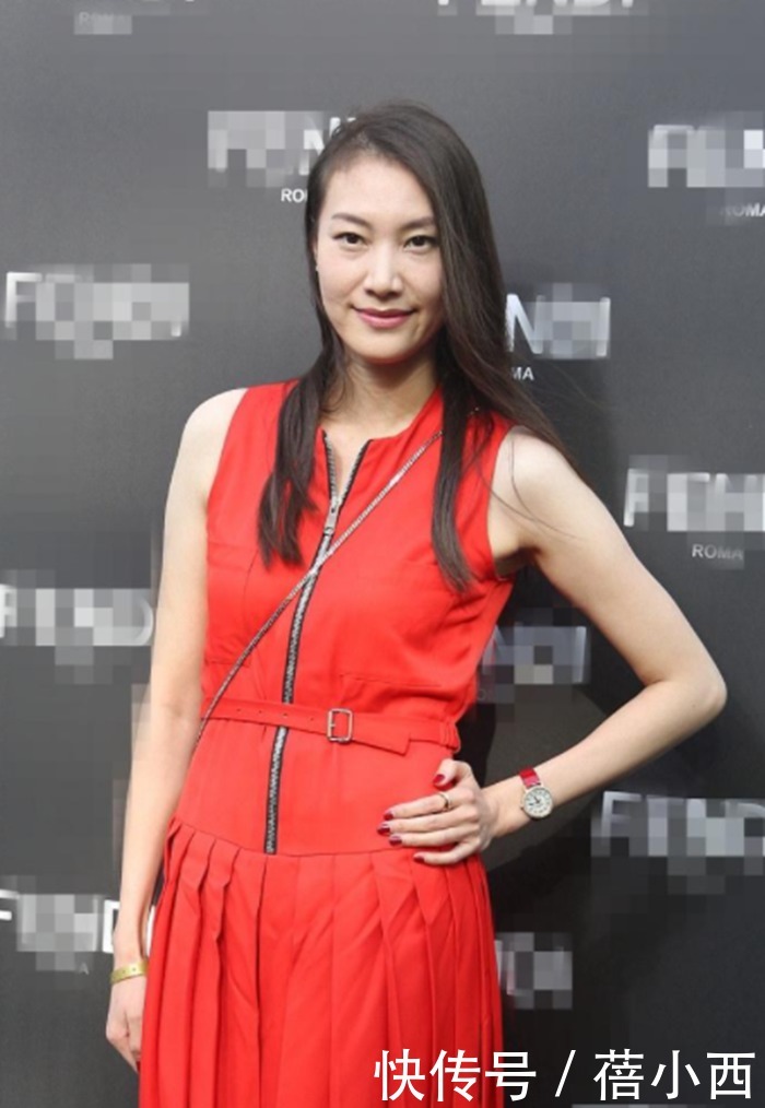 气场|林丹能娶到谢杏芳真有福气!穿红色连衣裙大方优雅,气场不输超模