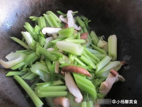更香|芹菜与它是绝配，比炒肉都更香，多吃提高免疫力，还不会变胖
