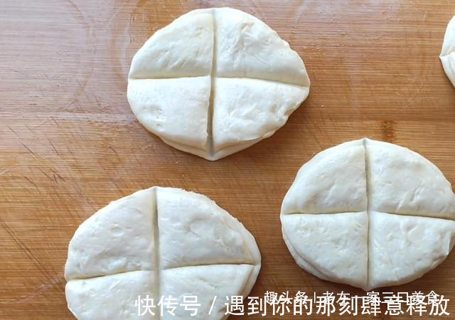 面粉里加一个鸡蛋,饭碗一扣,个个蓬松鼓大泡,比油条简单更好吃