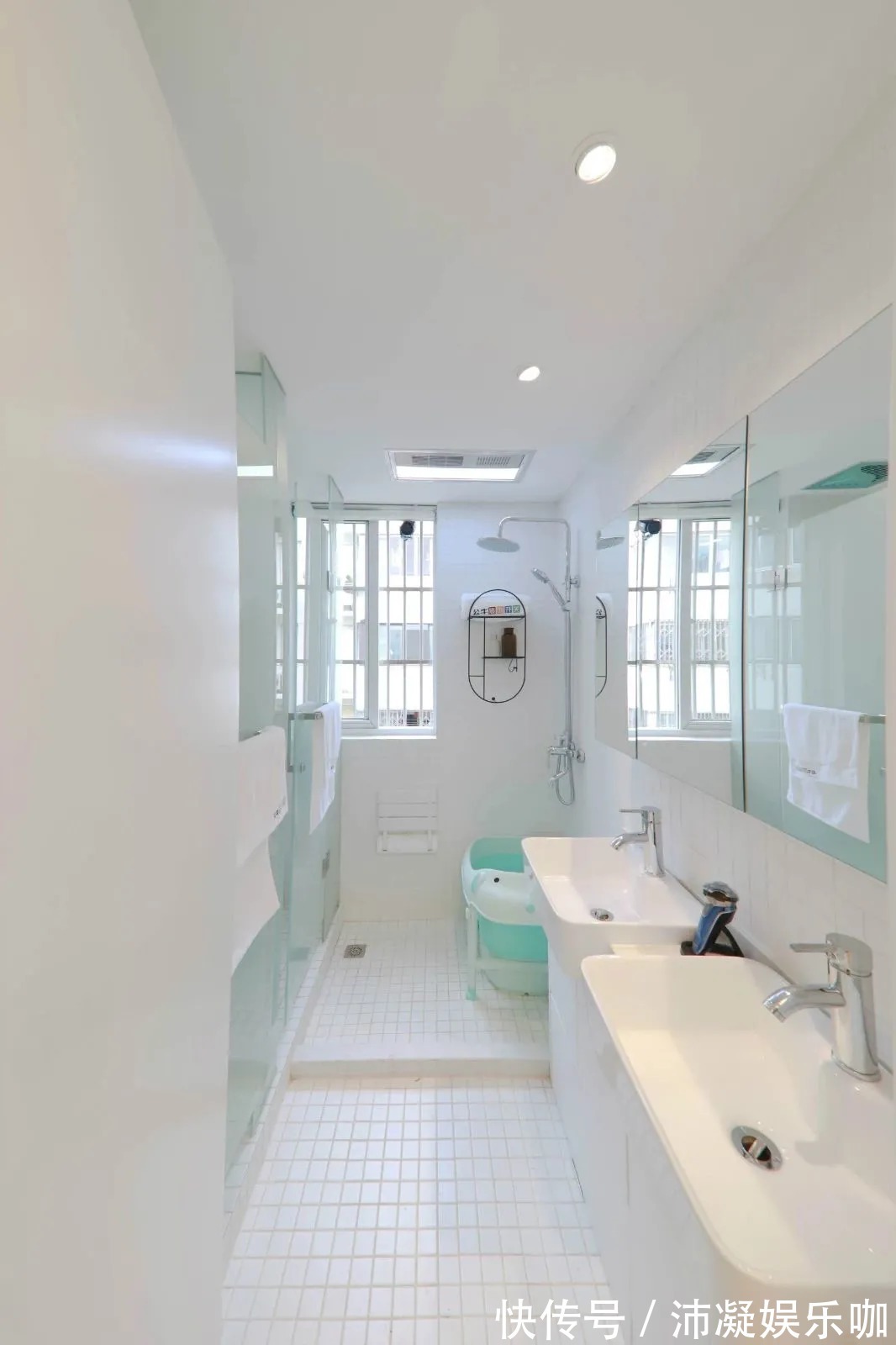 收纳|60㎡简约风小户型,客厅藏张床打开秒变3居室,太机智了!