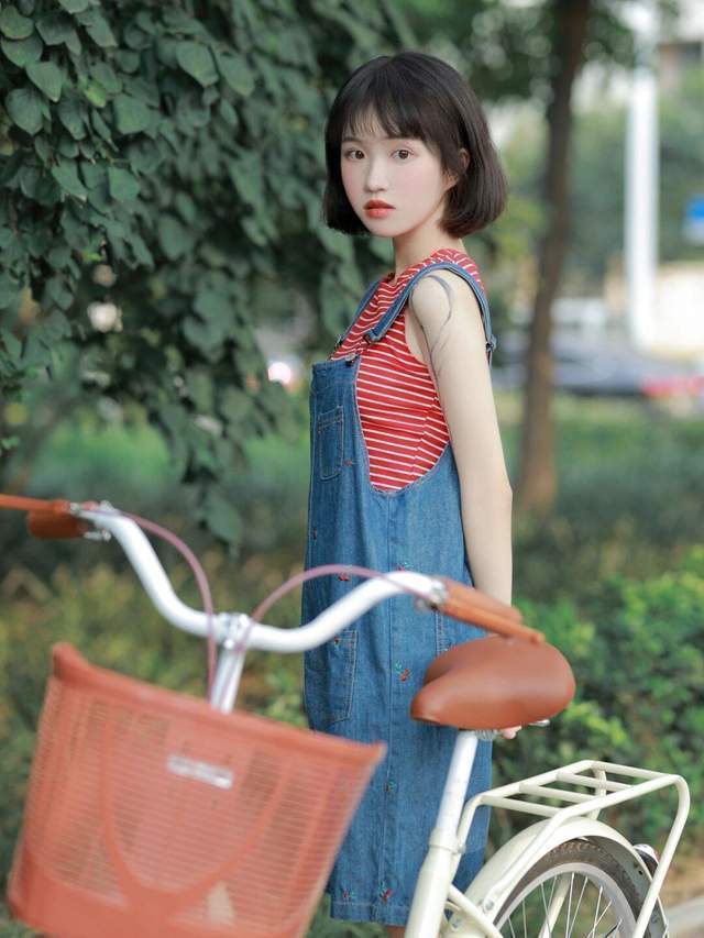 上衣|早秋穿这些就够了!牛仔背带裙+红色条纹上衣,实用又百搭