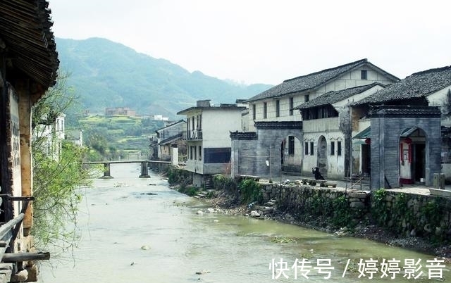 古建筑群$安徽有一不起眼小村落，木雕文化独具一格，依山傍水景色超美！